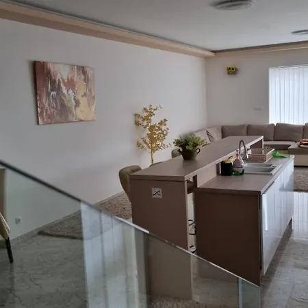 아파트 Sarkcsillag Teljes Csaladihaz- Star Complete Family House *