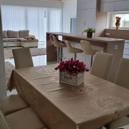 Sarkcsillag Teljes Csaladihaz- Star Complete Family House * Seghedin