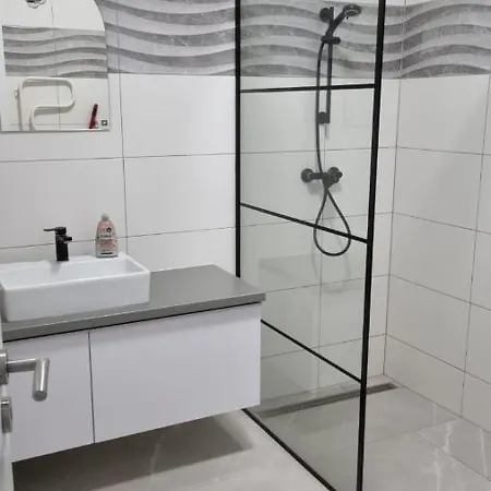 Sarkcsillag Teljes Csaladihaz- Star Complete Family House * Seghedin